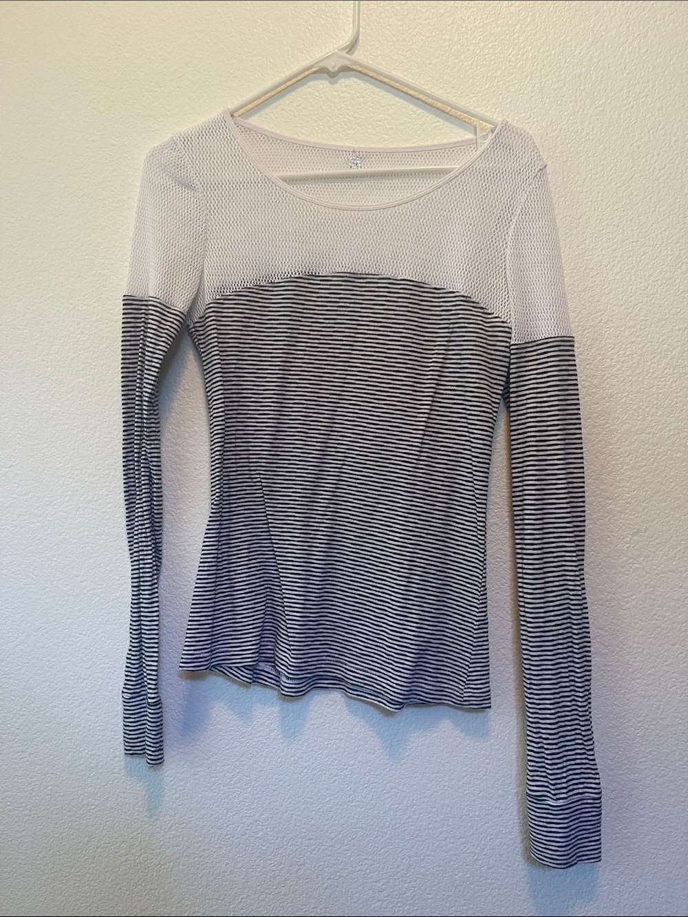 Lorna Jane Women’s Long Sleeve Striped Knit Top - White and Black